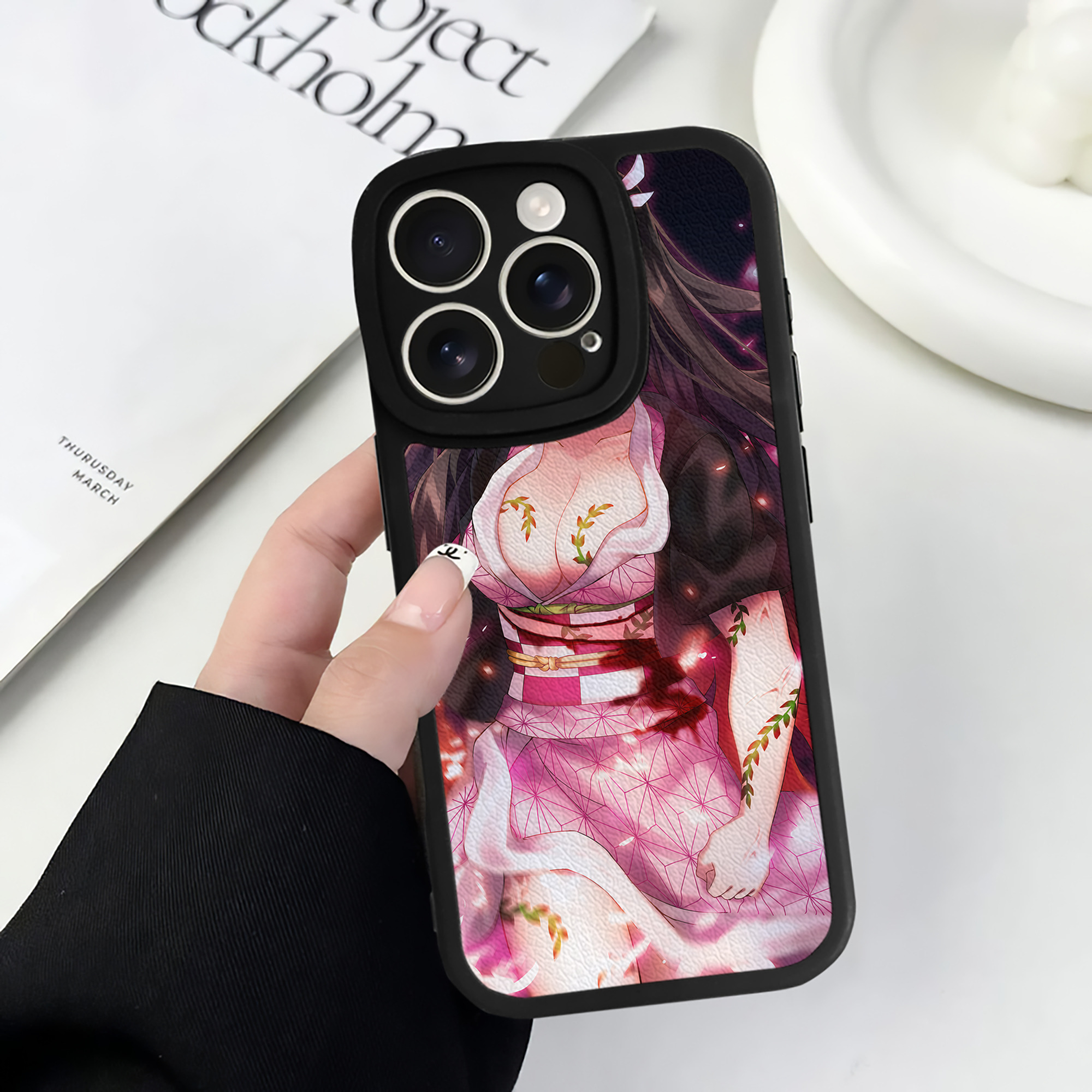 （画像用） 鬼滅の刃（きめつのやいば）竈門 禰󠄀豆子／かまど ねずこ Kamado Nezuko 【iPhone 16シリーズ対応】シリコンスマホケース（レザー調） 材質：シリコン